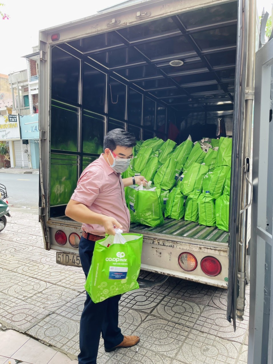 ThaisonSoft hỗ trợ 500 gói quà an sinh cho các trường hợp khó khăn tại TP.HCM 